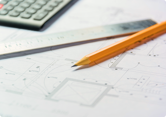 Närbild på en ritning med tekniska symboler, en blyertspenna, en stållinjal och en miniräknare – symboler för planering, konstruktion och beräkning i bygg- eller designarbete.